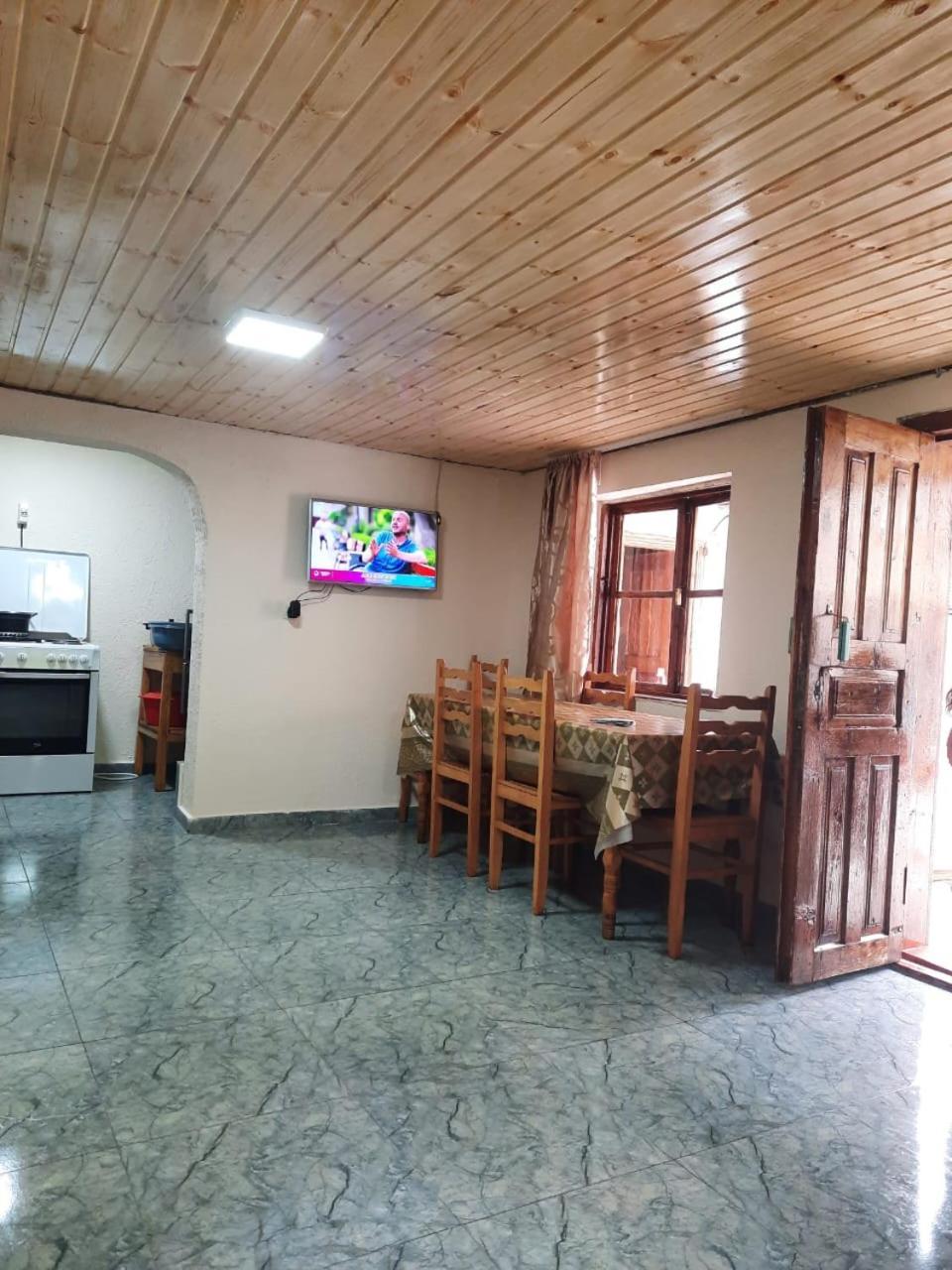 Guesthouse "Megi" Mestia Esterno foto